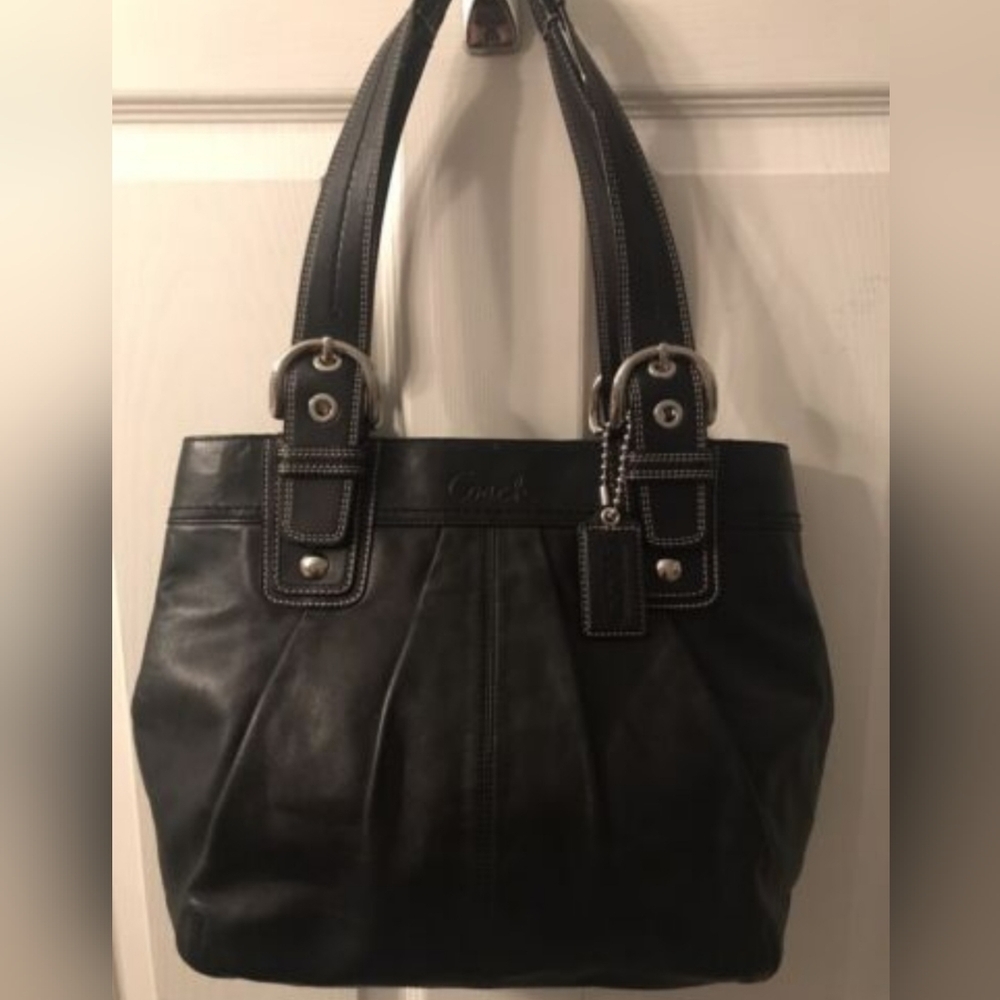 Authentic Coach Black leather shoulder bag